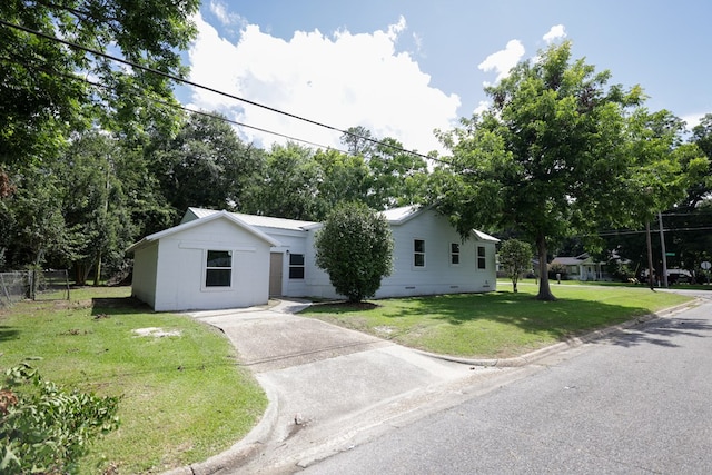 view of front of home with a front lawn