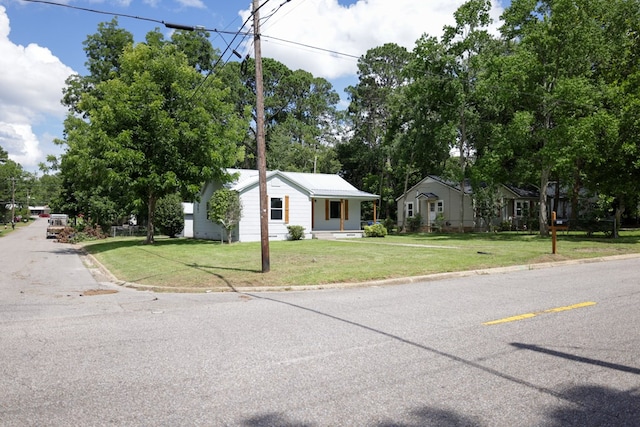 single story home with a front yard