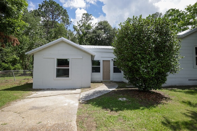 view of front of house featuring a front yard