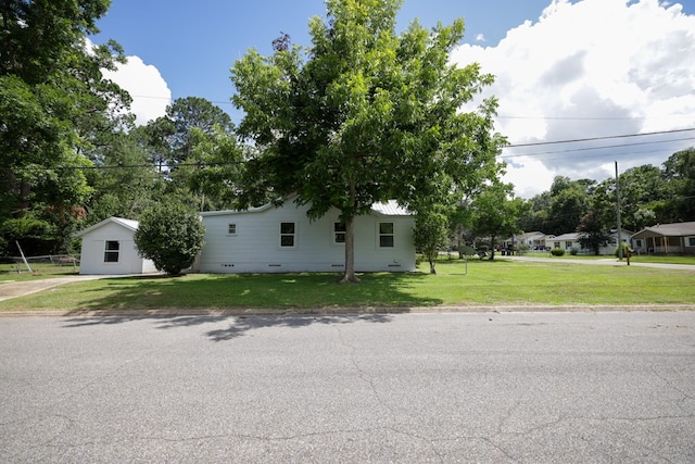 view of front of property with a front yard