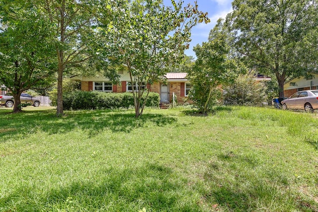 803 Dogwood Trl, Dothan, AL 36301 - view of front facade featuring brick siding and a front yard