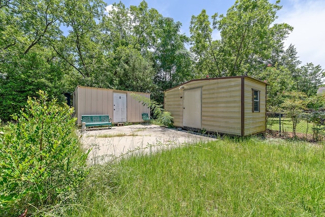 803 Dogwood Trl, Dothan, AL 36301 - view of yard with a storage unit and driveway