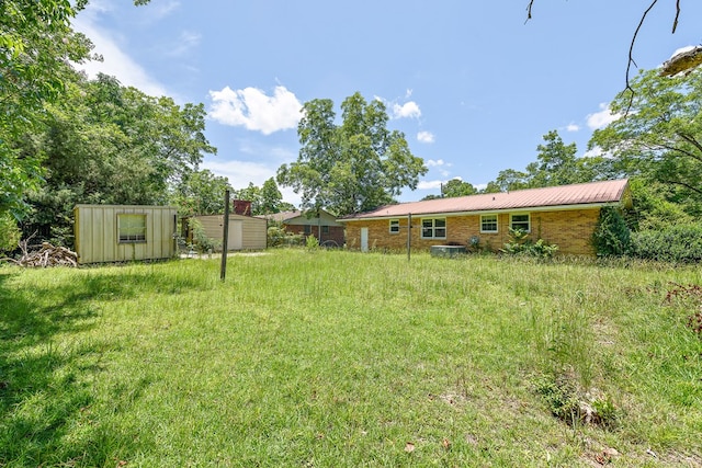 803 Dogwood Trl, Dothan, AL 36301 - view of yard featuring a storage shed