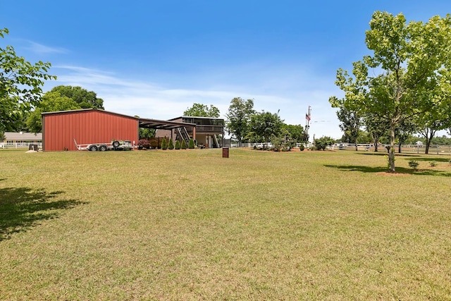 view of yard featuring a pole building