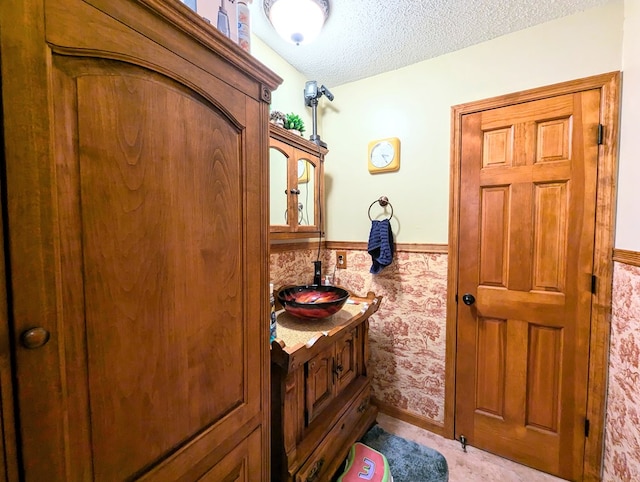 3602 Pebble Creek Ln, Dothan, AL 36303 - bathroom featuring a wainscoted wall, a textured ceiling, and vanity
