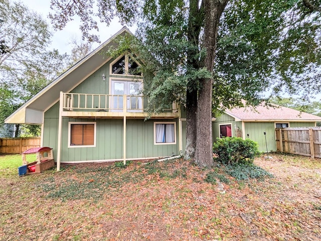 3602 Pebble Creek Ln, Dothan, AL 36303 - rear view of house featuring a balcony and a fenced backyard