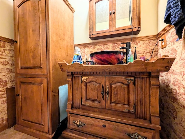 3602 Pebble Creek Ln, Dothan, AL 36303 - bathroom view of a sink and wallpapered walls