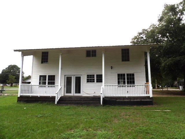 back of house featuring a lawn