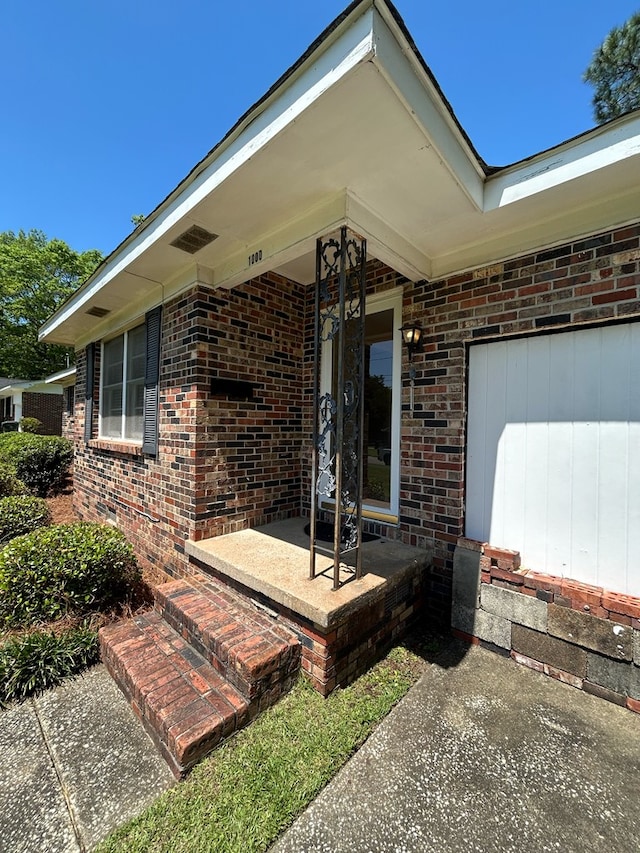1000 Martin St, Dothan, AL 36301 - property entrance featuring brick siding