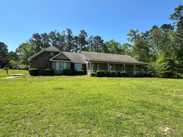 view of front facade featuring a porch and a front yard