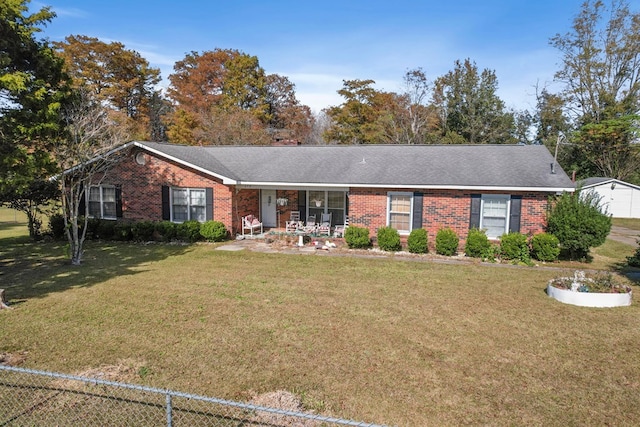 ranch-style home featuring a front lawn