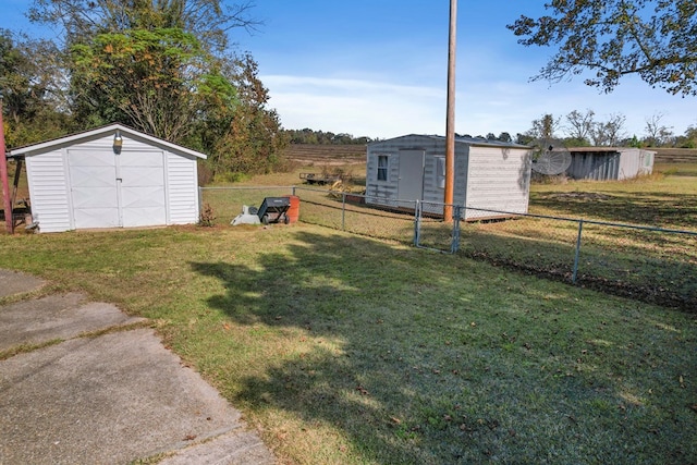 view of yard featuring a shed