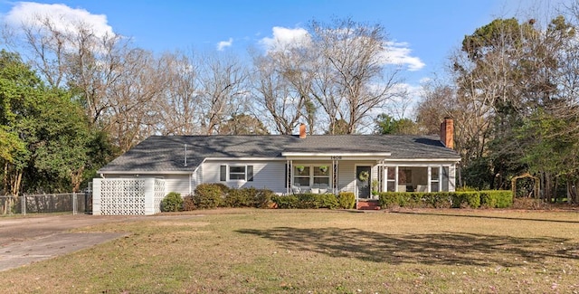 ranch-style house featuring a front lawn and a porch