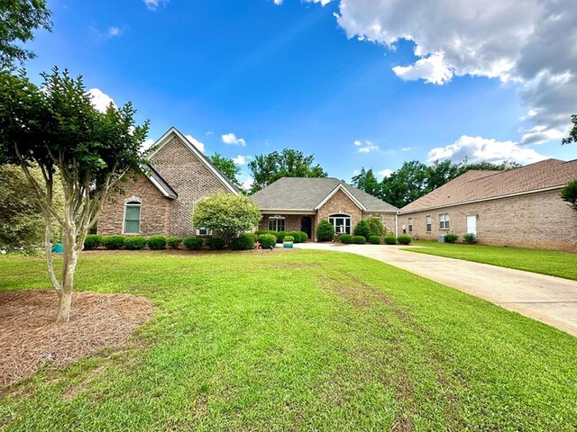 view of front of home featuring a front yard