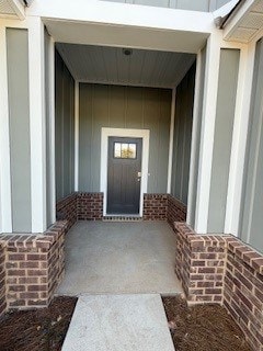 property entrance featuring a porch