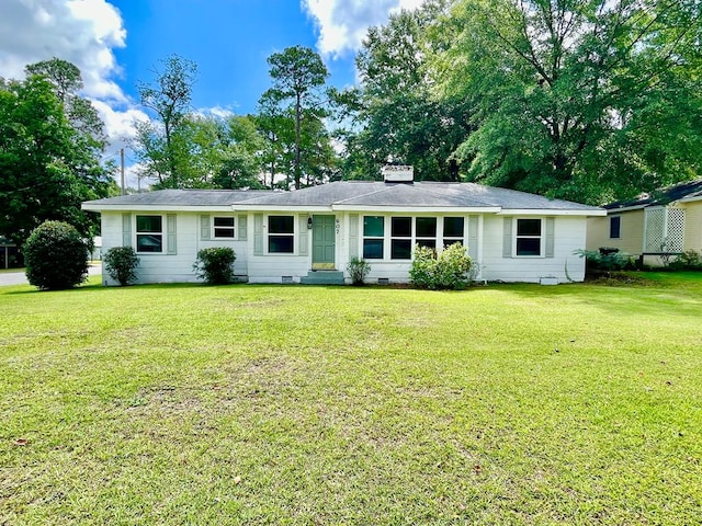 single story home with a front lawn