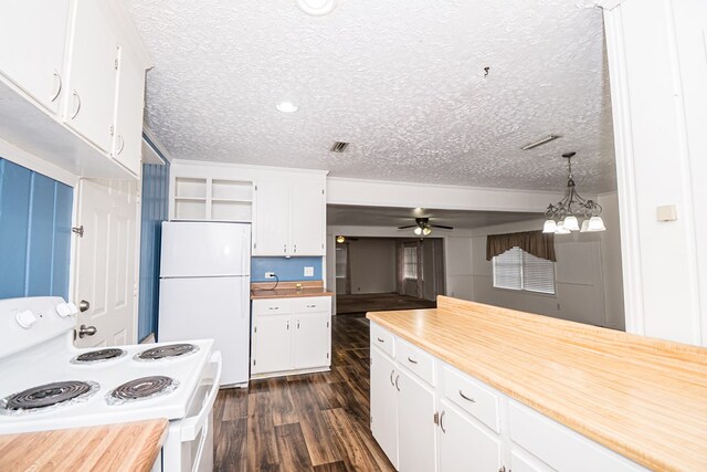 kitchen with white appliances, dark wood-style flooring, a textured ceiling, white cabinetry, and ceiling fan with notable chandelier