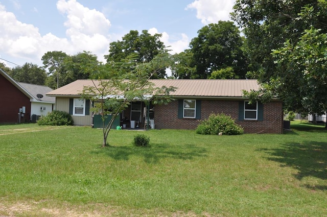 ranch-style home featuring a front lawn