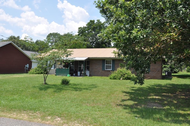 view of front facade with a front lawn