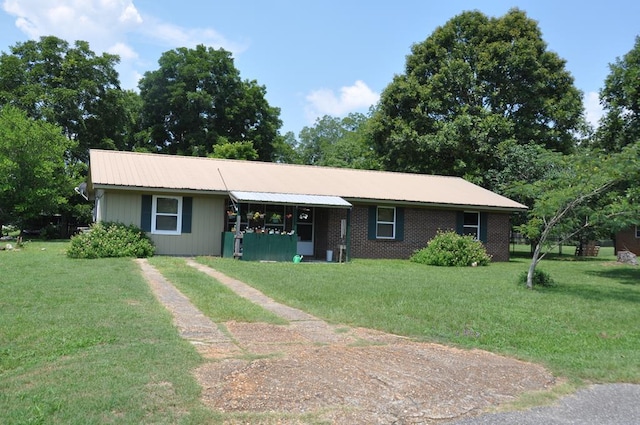 ranch-style home featuring a front lawn