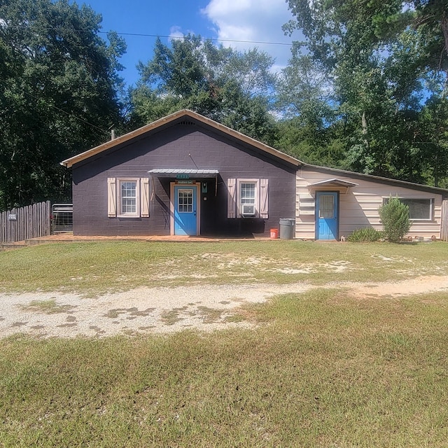 view of front facade featuring a front yard and cooling unit