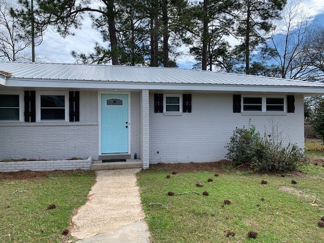 view of front of house with a front yard