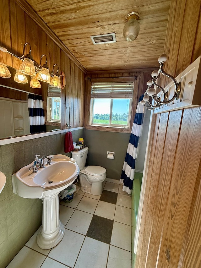 bathroom featuring visible vents, toilet, a notable chandelier, and wood ceiling