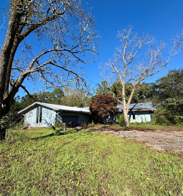 exterior space featuring a front yard