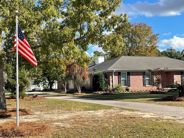 view of front facade with a front yard