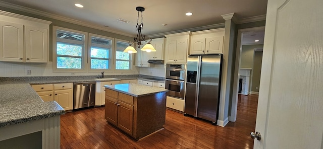 kitchen with crown molding, visible vents, appliances with stainless steel finishes, and a sink