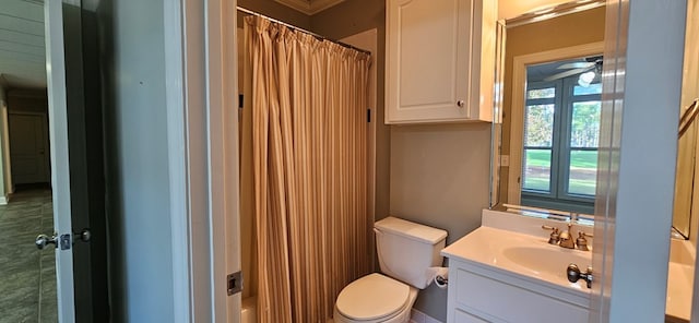 full bathroom featuring toilet, vanity, a shower with shower curtain, and ceiling fan