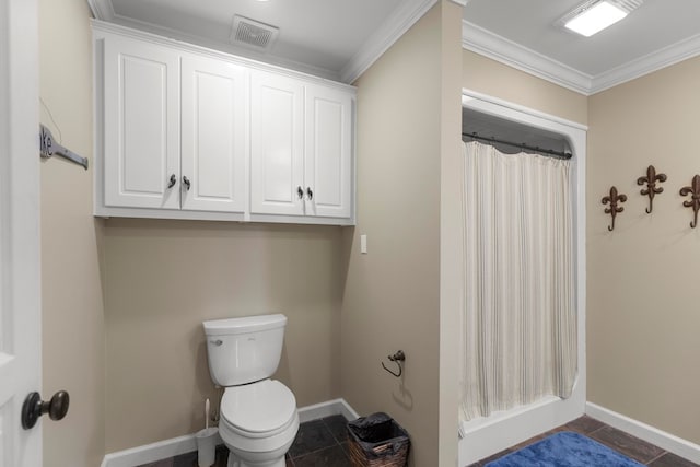 bathroom featuring a shower with shower curtain, toilet, and crown molding