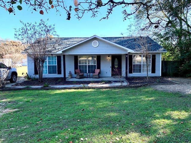 ranch-style house featuring a front lawn