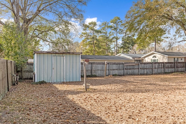 view of yard featuring a storage unit