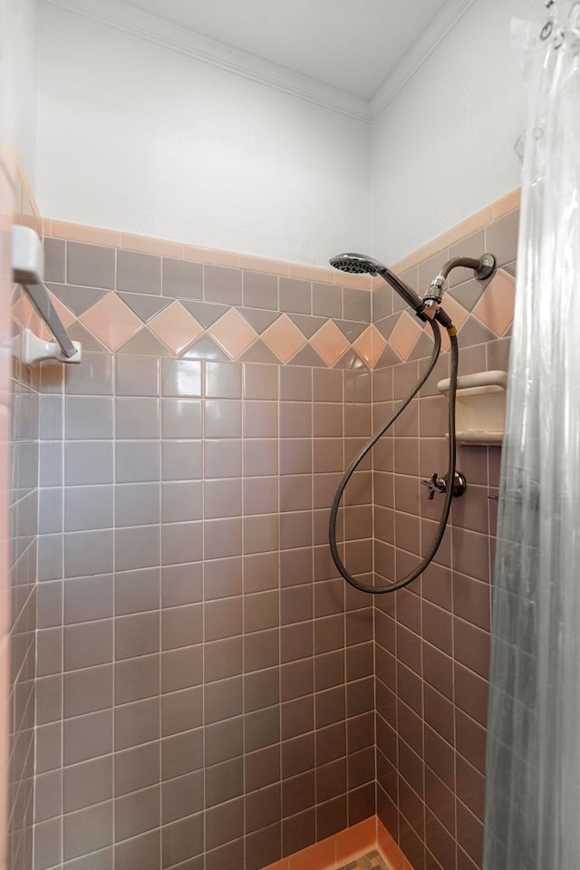 bathroom with curtained shower and crown molding