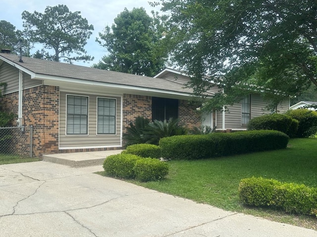 ranch-style house featuring a front lawn