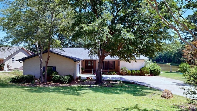 single story home with a front lawn