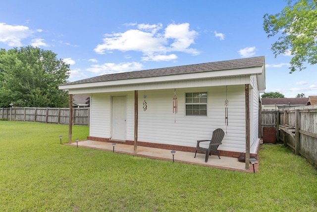 106 Lake Ln, Headland, AL 36345 - back of property with a patio area