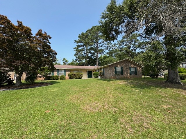 203 Aspen Cir, Dothan, AL 36303 - ranch-style house featuring a front yard