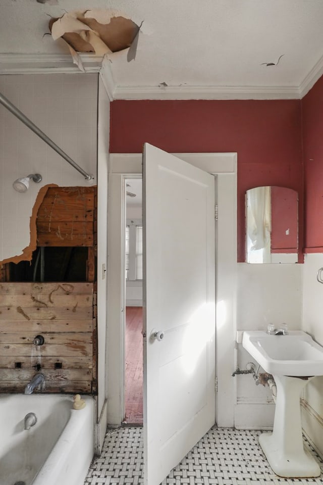 bathroom featuring ornamental molding