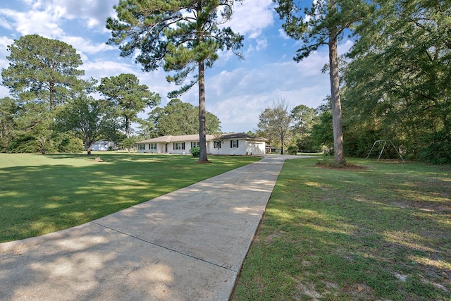 view of front of property featuring a front lawn