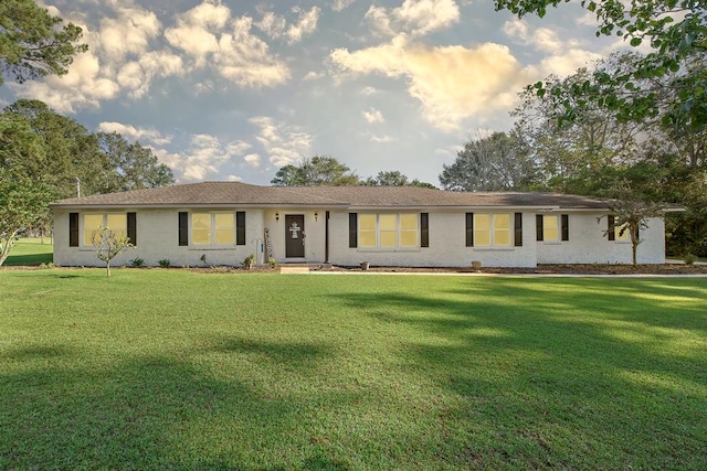 single story home with a front lawn