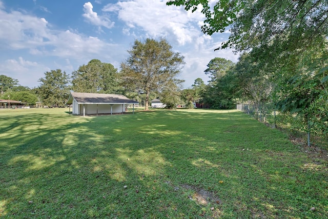 view of yard featuring an outdoor structure