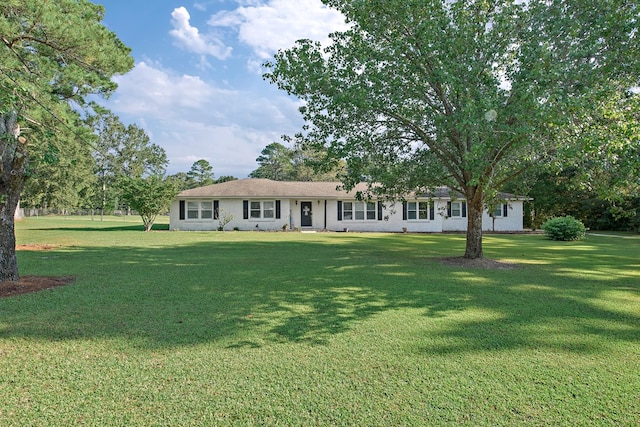 single story home with a front lawn