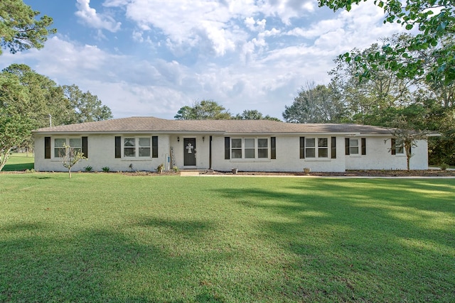 single story home featuring a front lawn