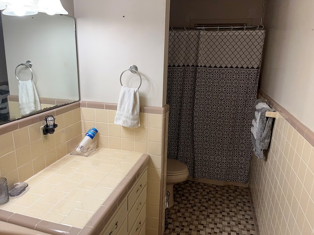 132 Ozark Rd, Abbeville, AL 36310 - bathroom with tile walls, wainscoting, vanity, and curtained shower