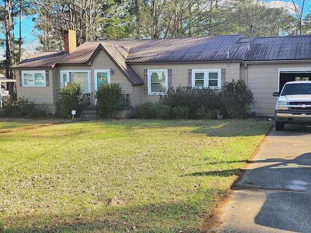 view of front of property featuring a front lawn