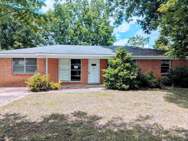 108 Imperial Dr, Eufaula, AL 36027 - ranch-style house with a front yard and brick siding