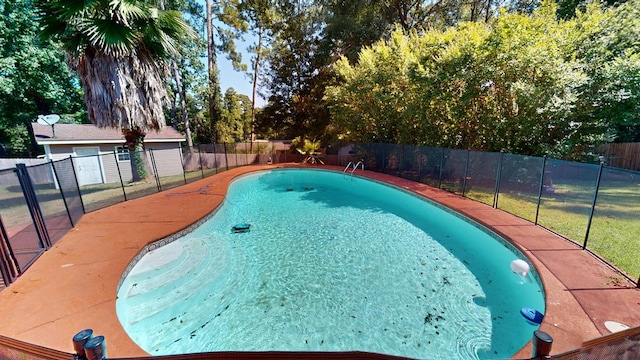 view of swimming pool