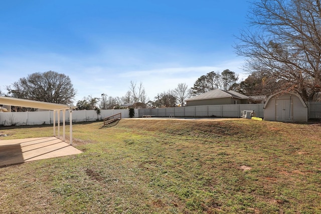 view of yard with a storage shed